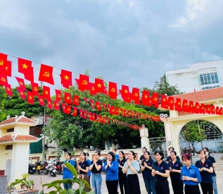 Hoạt động  kỷ niệm 75 năm Ngày Thương binh - Liệt sĩ (27/7/1947-27/7/2022) Trường MN Tuổi Thần Tiên dâng hương tưởng nhớ các anh hùng liệt sĩ có công với cách mạng.